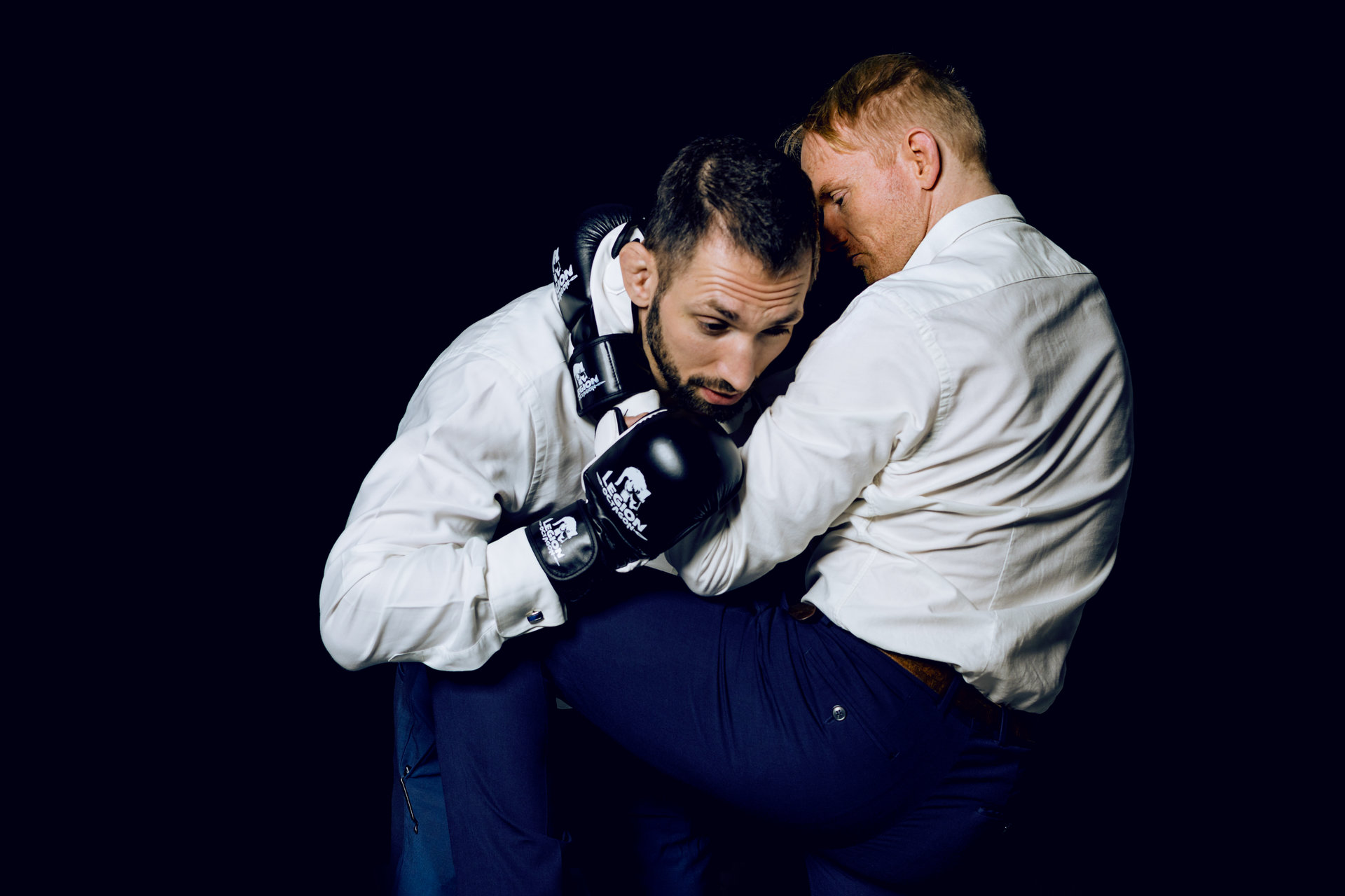 Szene eines MMA-Sparrings mit der Technik Knee-on-Belly